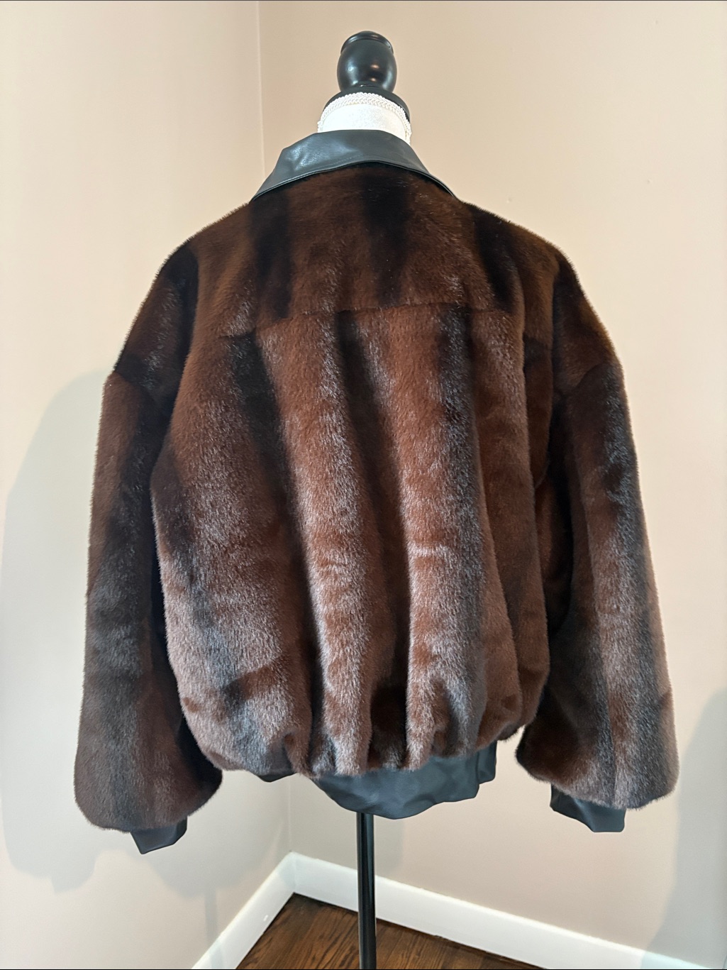 Weworewhat Women’s Faux Fur Bomber Jacket — image 8 of 8